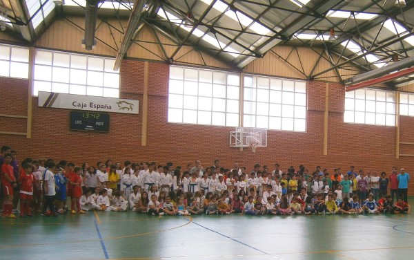 

PRESENTACI&Oacute;N DE LA ESCUELAS DE ESCUELAS DEPORTIVAS Y CAMPA&Ntilde;A DE NATACI&Oacute;N 2012/13
