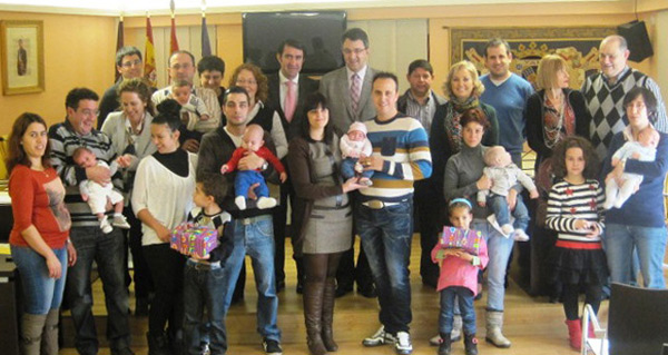 

Foto de Familia de la Entrega de Ayudas a la Natalidad
