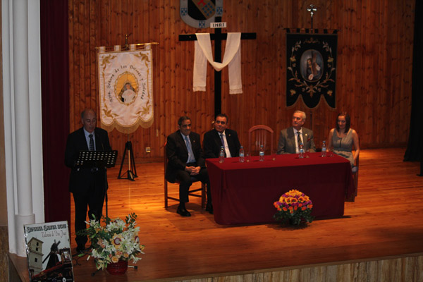 

Instant&aacute;nea tomada durante la lectura del Preg&oacute;n a cargo del p&aacute;rroco, Salvador Valbuena Turienzo
